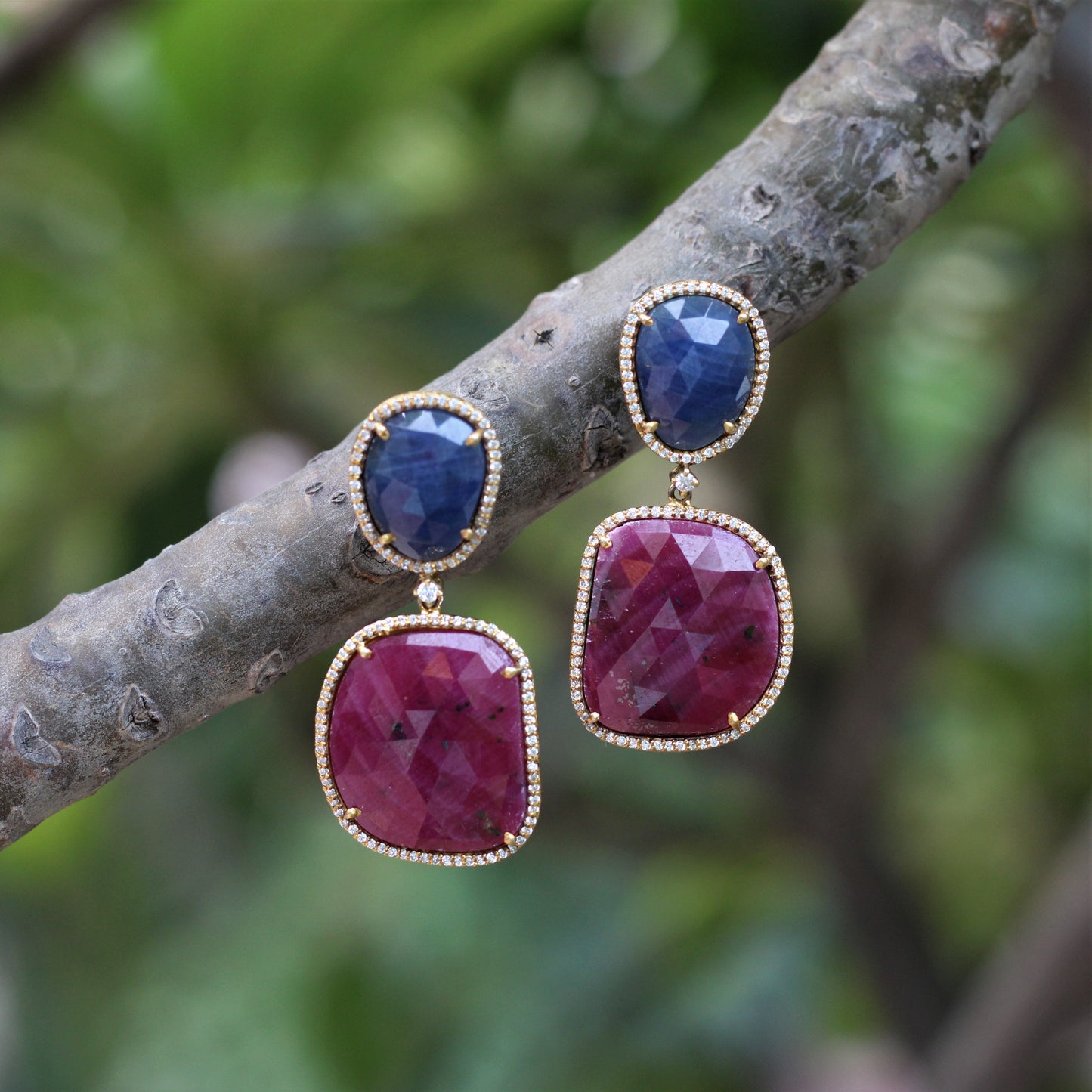EARRING in 92.5 STERLING SILVER WITH QUBIC ZIRCONIA & SAPPHIRE stones.