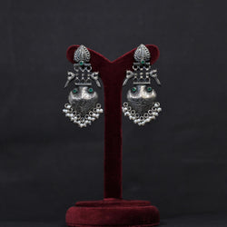 EARRINGS:- 92.5 STERLING SILVER WITH OXIDISED PLATING, GREEN ONYX AND FRESH WATER PEARLS.
